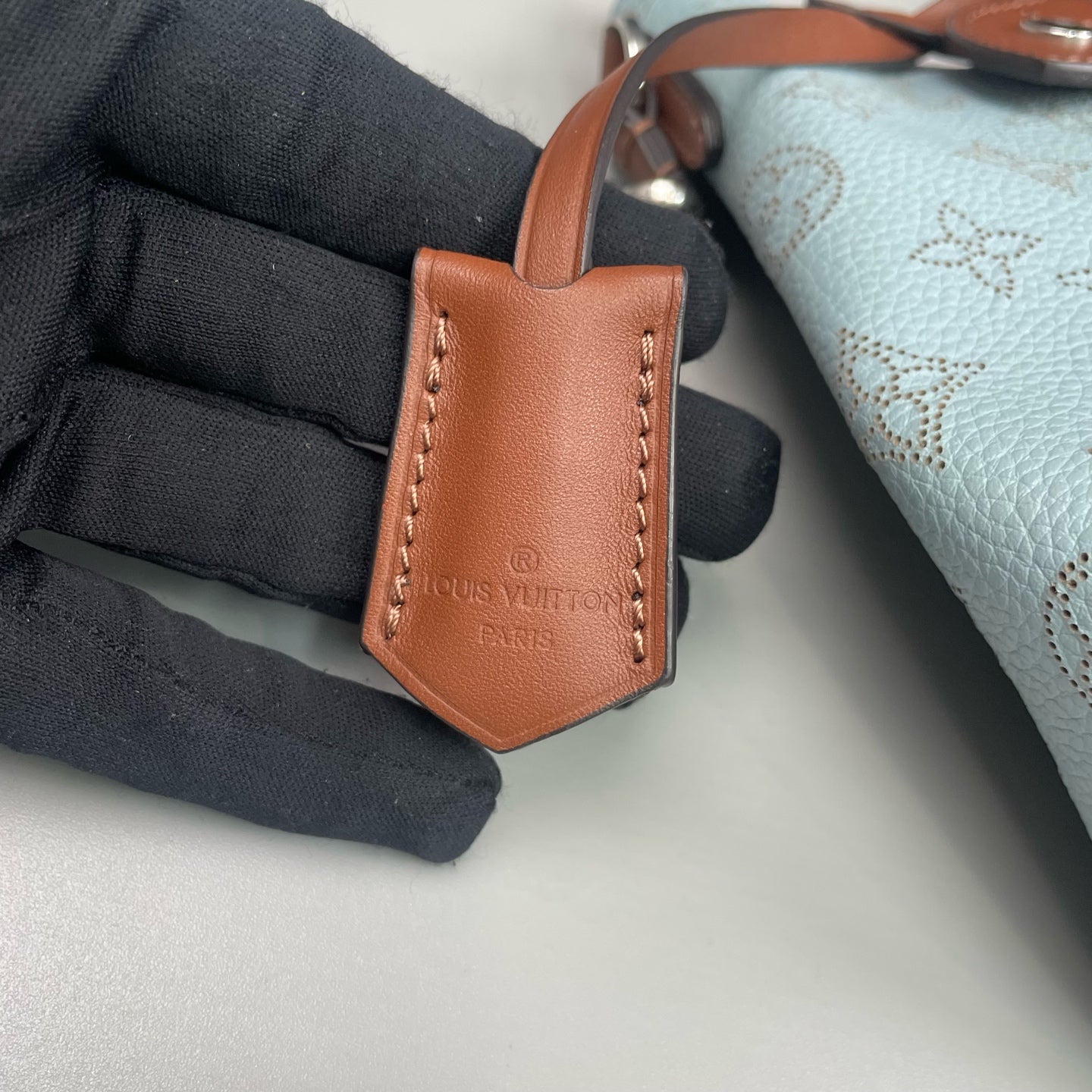 Louis Vuitton - Hina PM Bucket Bag - Perforated Mahina leather with natural leather trim - Blue - (small)