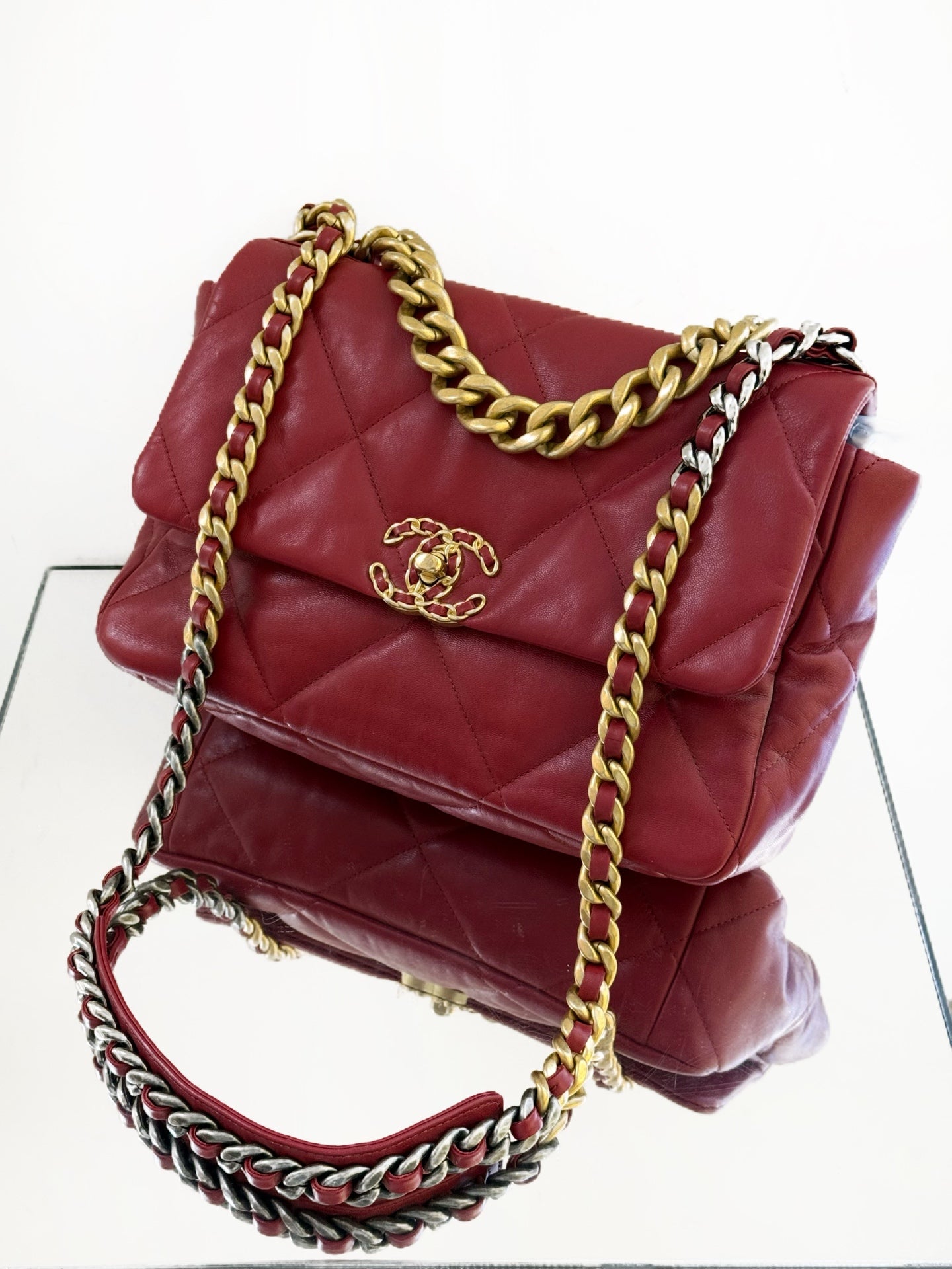 Chanel - Chanel 19 Flap Bag - Aged calfskin leather - Red - (medium)