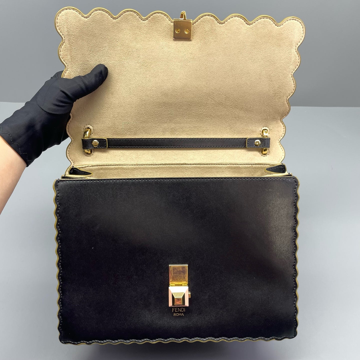 Fendi - Kan I (Kan I F) Scalloped Edge - Leather - Black - (medium)