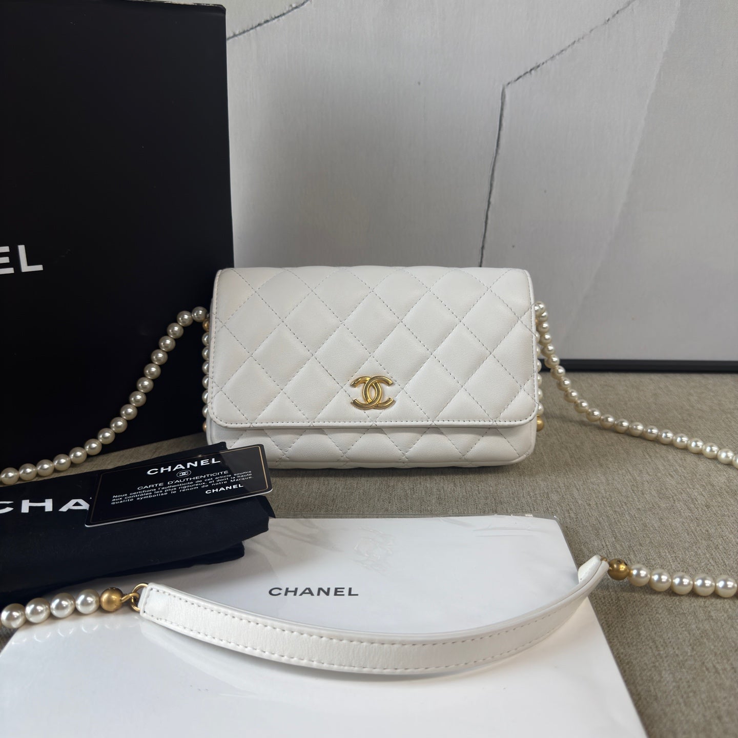 Chanel - WOC (Wallet on Chain) with Pearl Chain Strap - Lambskin leather - White - (mini)