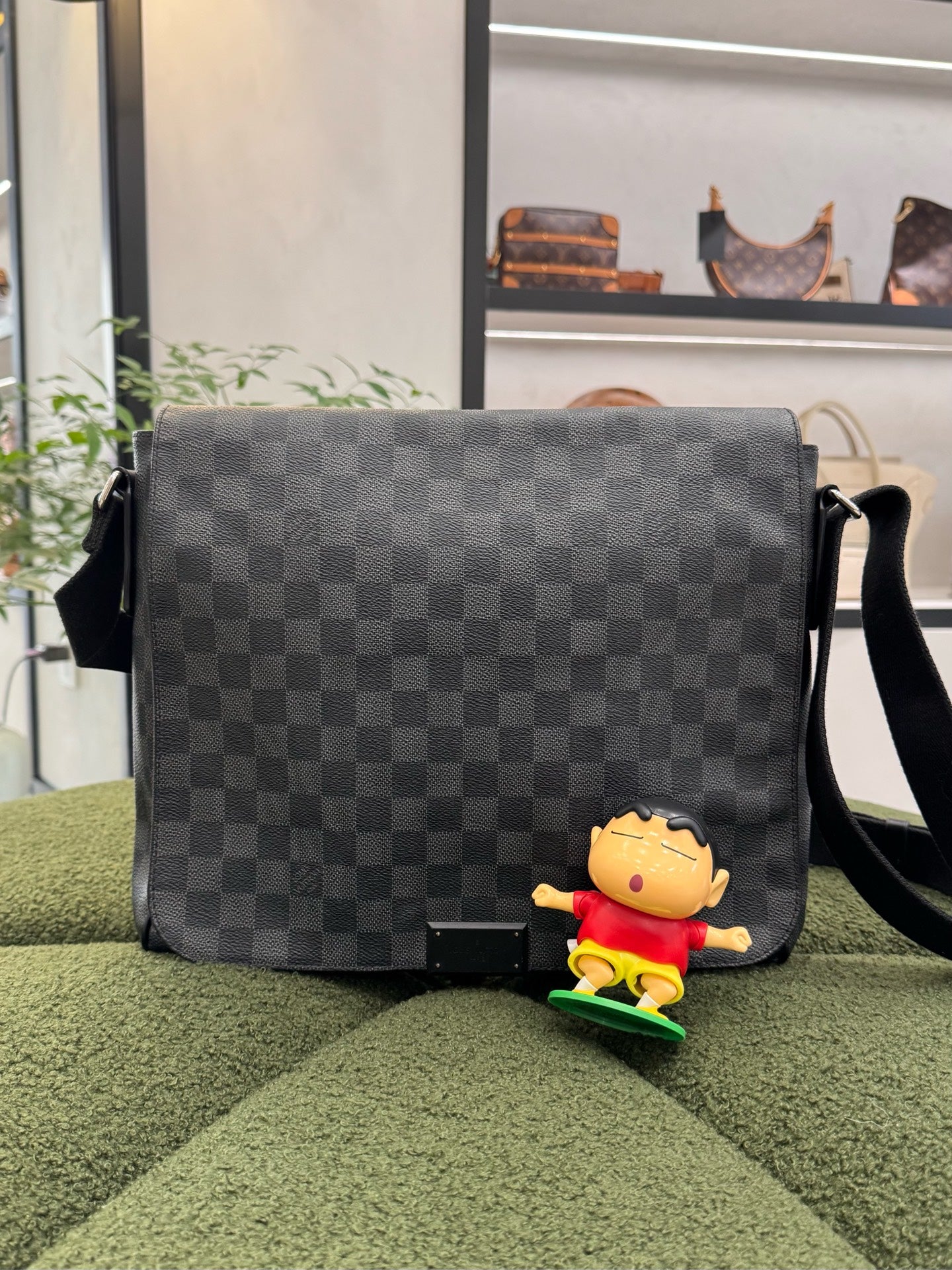 Louis Vuitton - District GM Messenger Bag - Coated Canvas and Leather - Black - (medium)