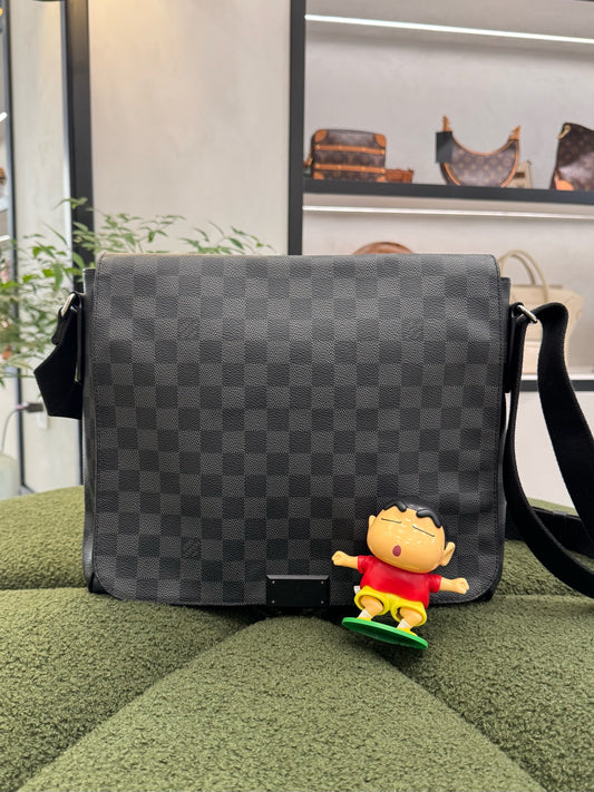Louis Vuitton - District GM Messenger Bag - Coated Canvas and Leather - Black - (medium)