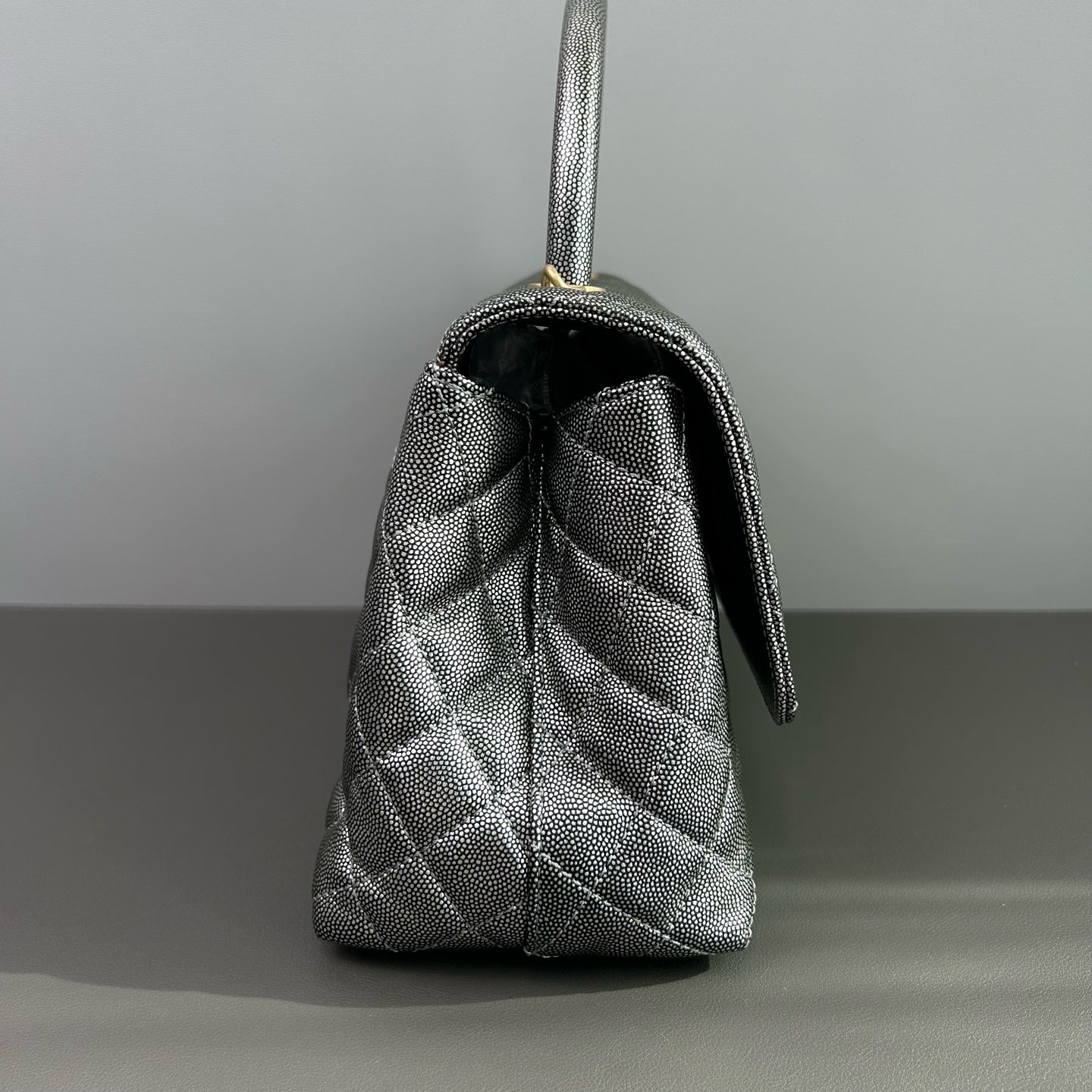 Chanel - Coco Handle Flap Bag - Grained metallic calfskin leather - Silver - (Medium)