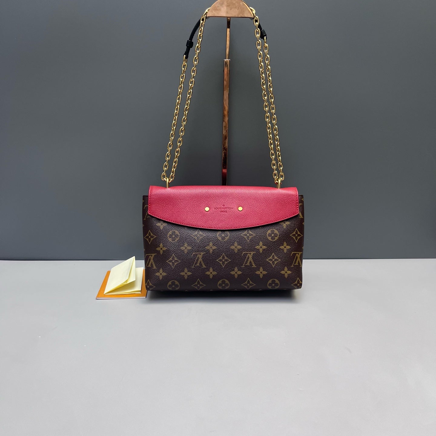 Louis Vuitton - Pallas Chain - Monogram coated canvas and grained leather - Brown and Red - (Medium)