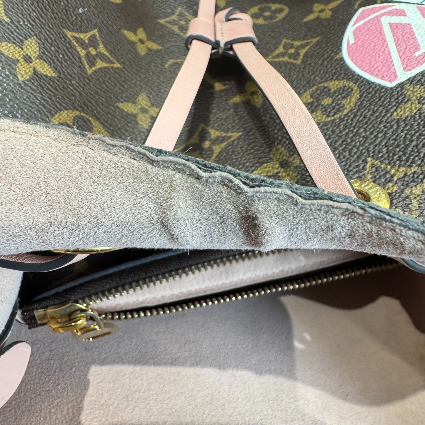 Louis Vuitton - NeoNoé World Tour/Patches - Monogram coated canvas with cowhide leather trim - Brown, Pink, Multicolour - (Medium)