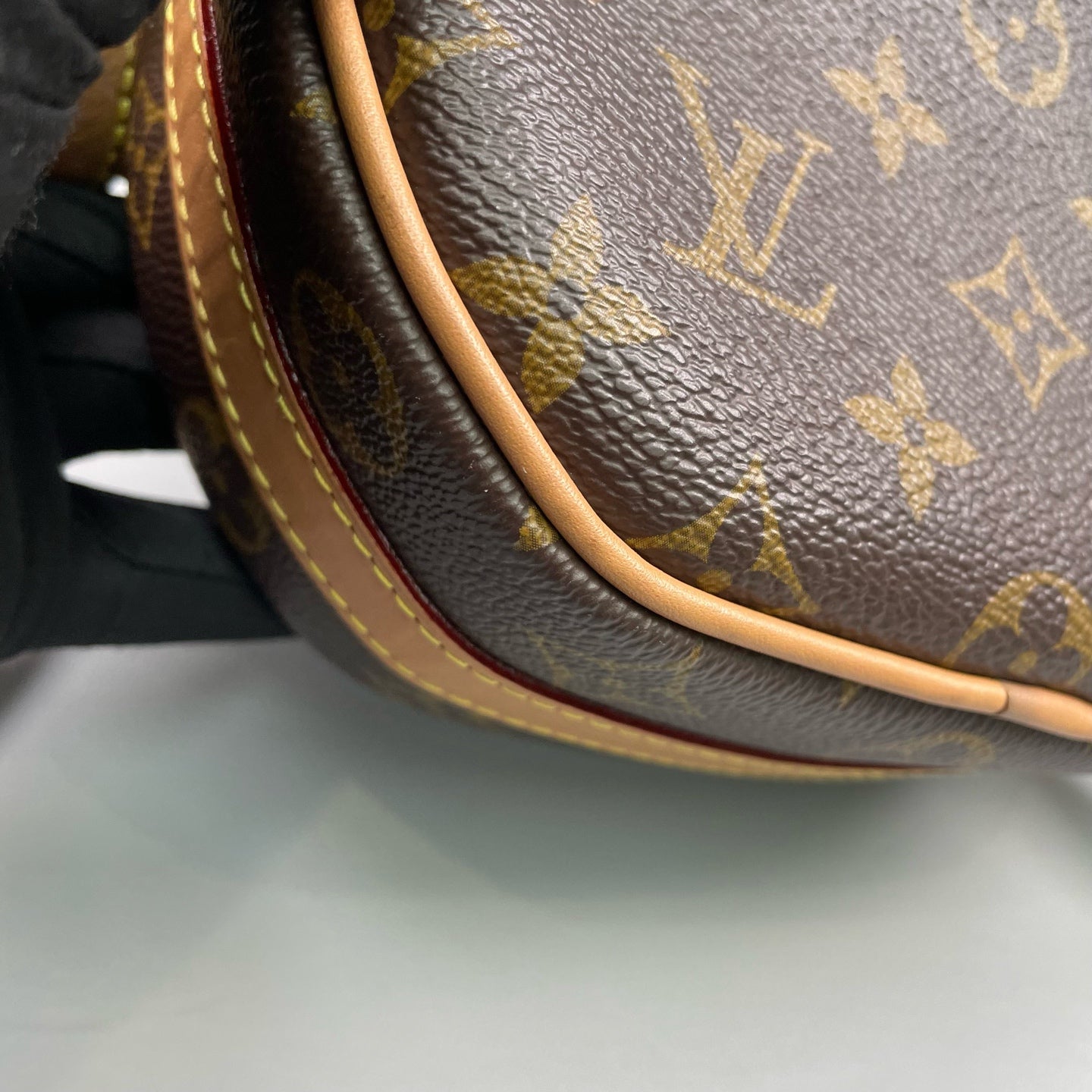 Louis Vuitton - Boîte Chapeau Souple PM - Monogram coated canvas with natural cowhide leather trim - Brown Monogram with natural Vachetta leather and red accents - (Mini)