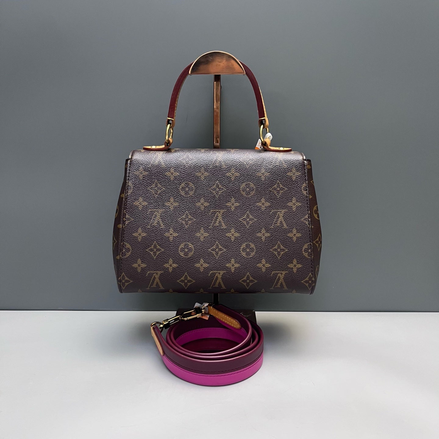Louis Vuitton - Cluny BB - Monogram coated canvas with natural cowhide leather trim and colored smooth leather accents - Brown with fuchsia accents - (Medium)