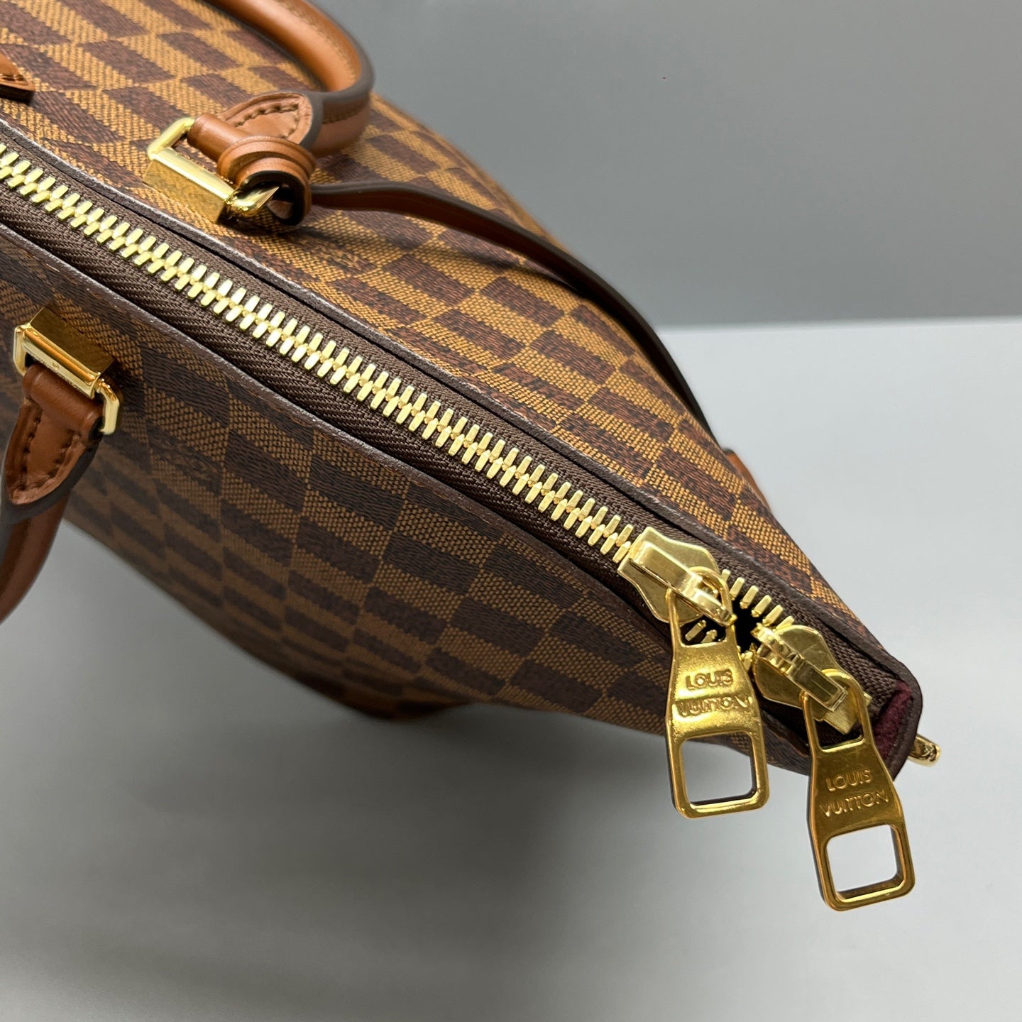 Louis Vuitton - Siena Tote MM - Damier Ebène coated canvas with cowhide leather trim - Brown - (medium)