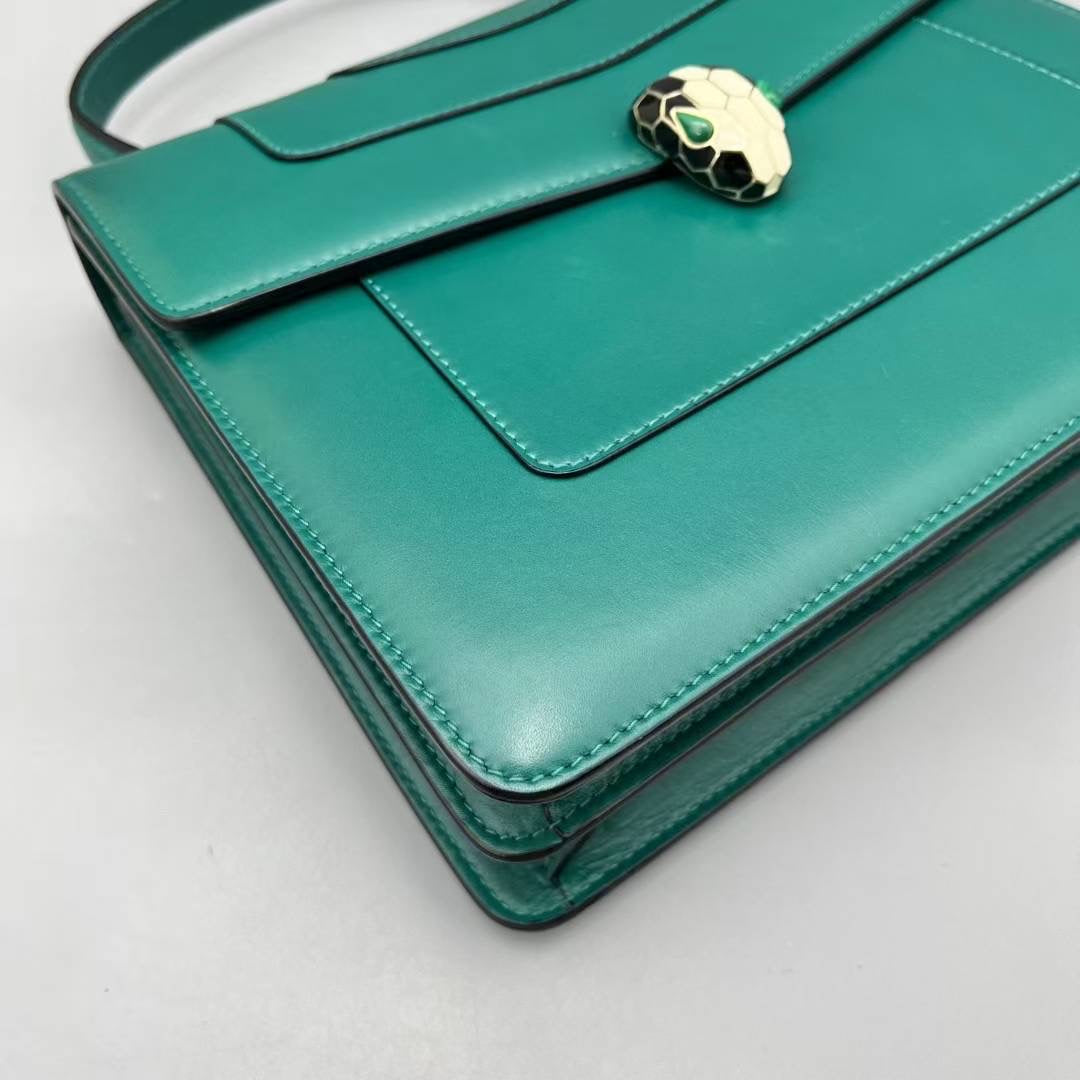Bvlgari - Serpenti Forever - Calfskin leather - Emerald Green with Light Gold-Tone Hardware - (medium)