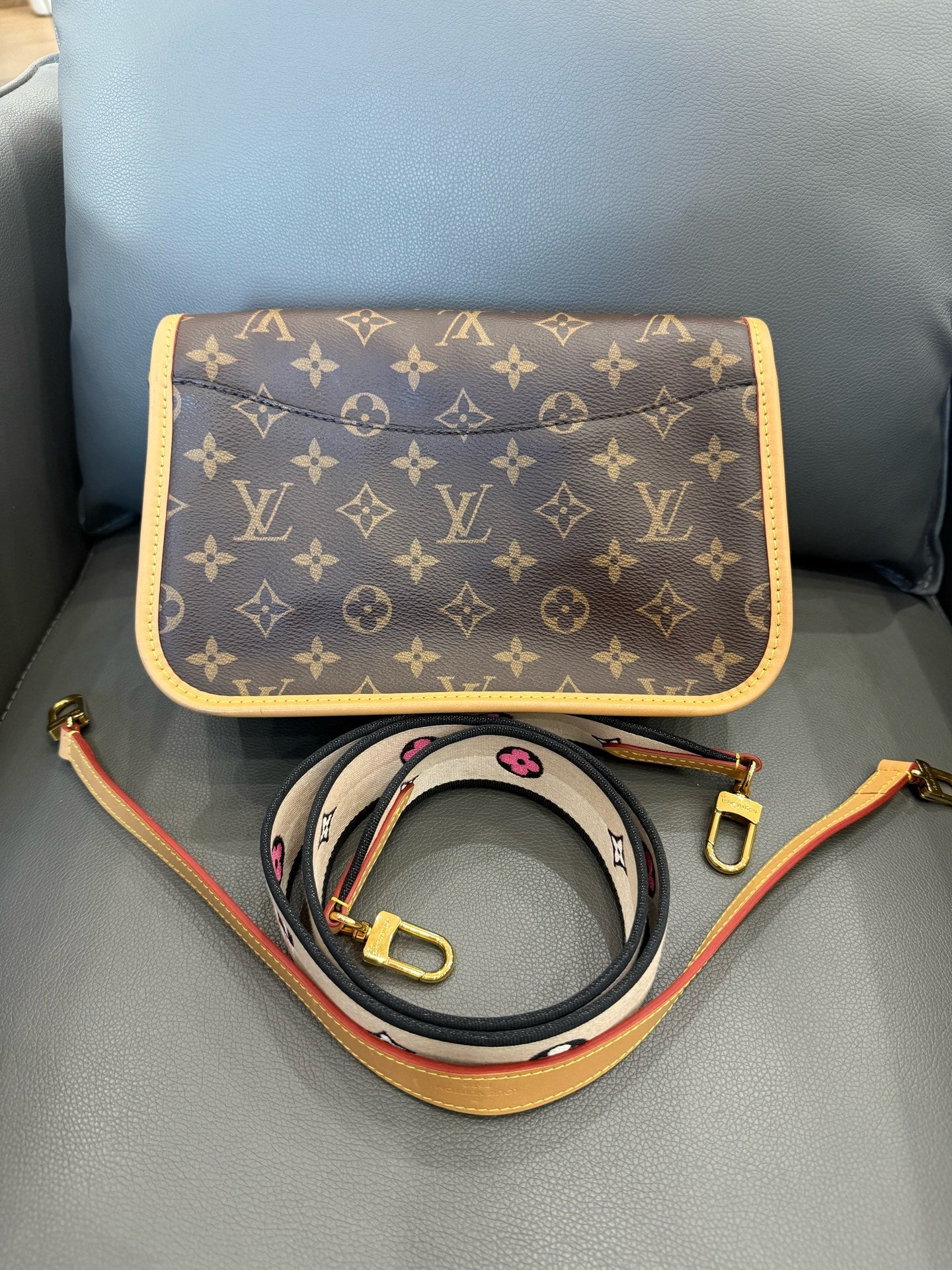 Louis Vuitton - Baguette Flap Bag - Monogram coated canvas with Vachetta leather trim - Brown - (small)