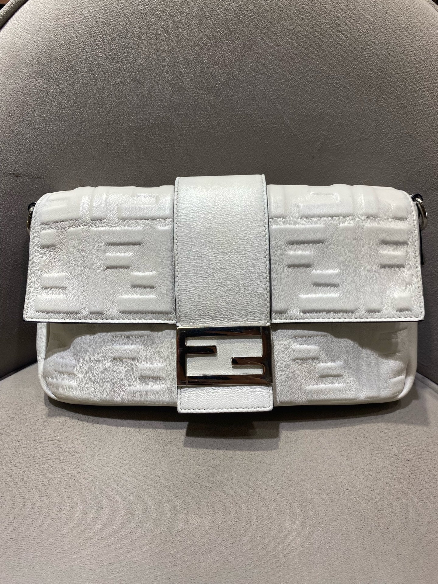 Fendi - Baguette Embossed FF Pattern - Grained leather - White - (Medium)