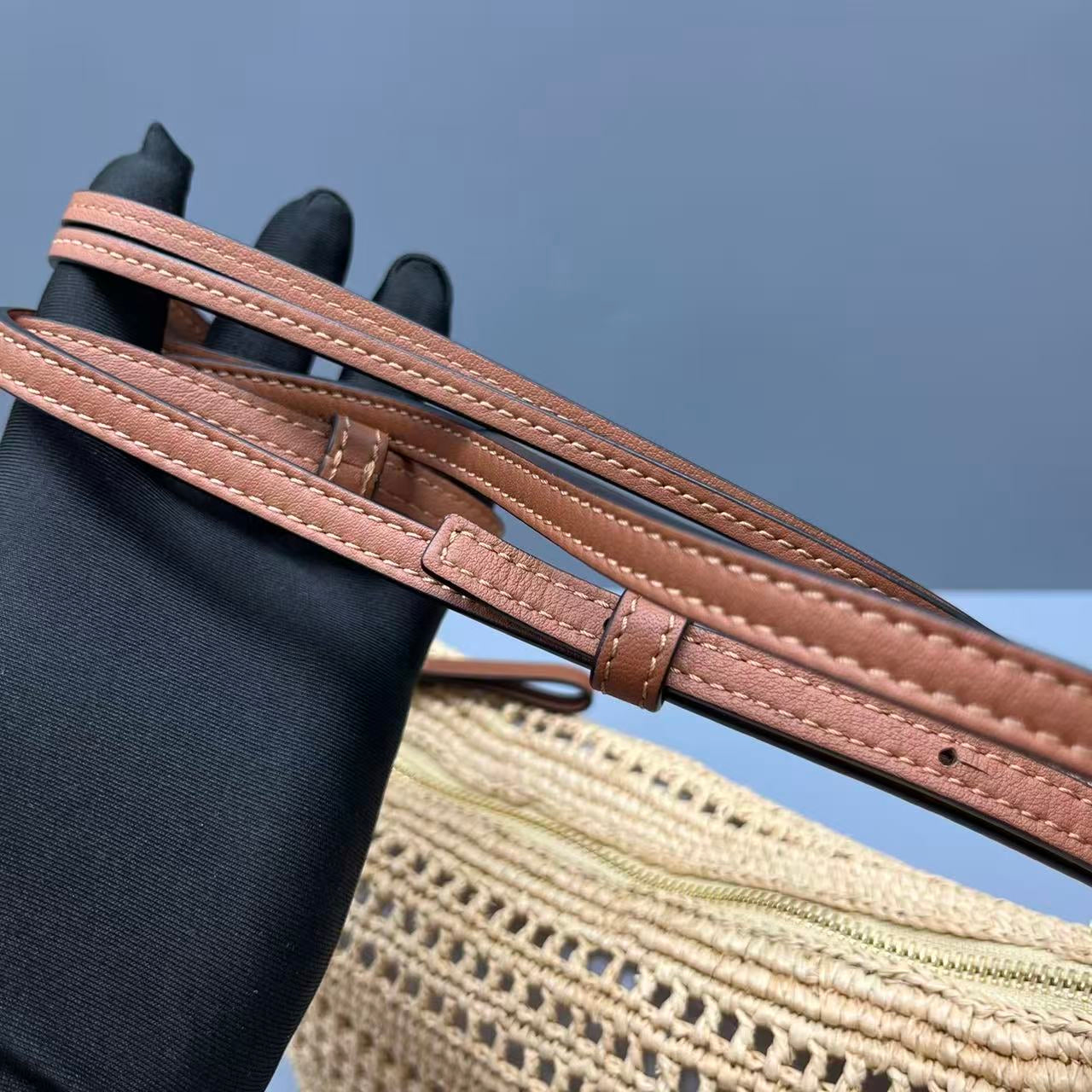 Loewe - Hammock Mini Woven & Leather - Woven raffia and smooth calfskin leather - Beige and Brown - (mini)