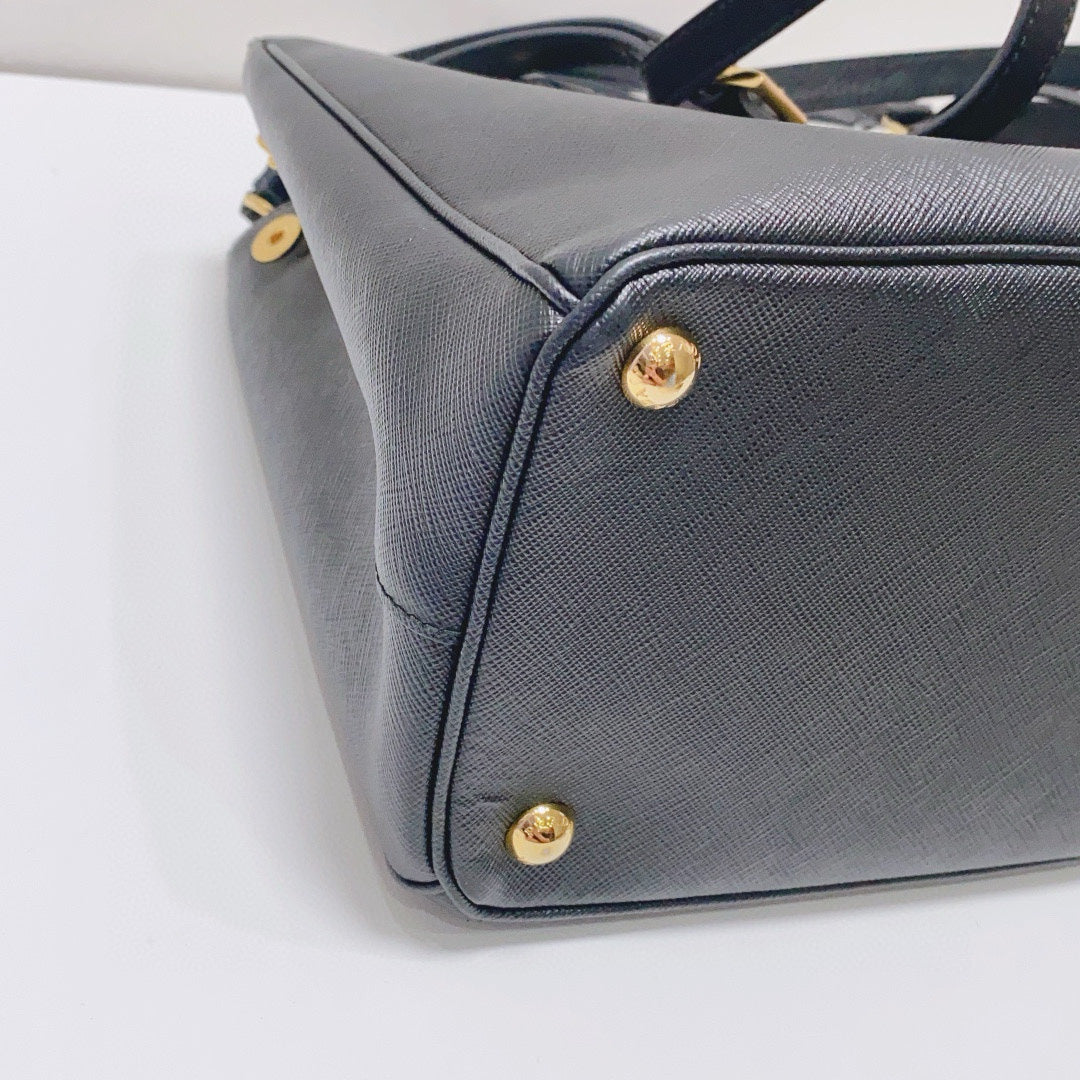 Prada - Galleria Tote - Saffiano leather - Black - (Medium)