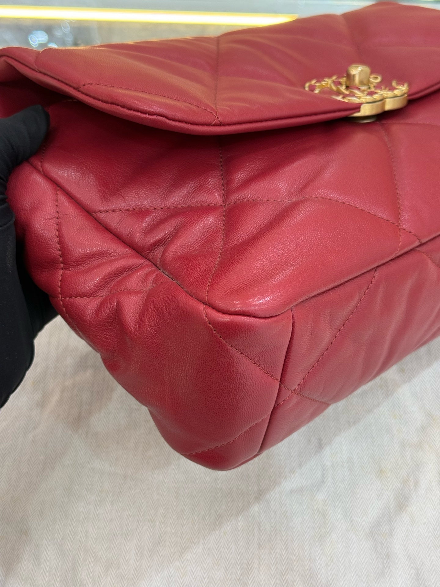 Chanel - Chanel 19 Flap Bag - Aged calfskin leather - Red - (medium)