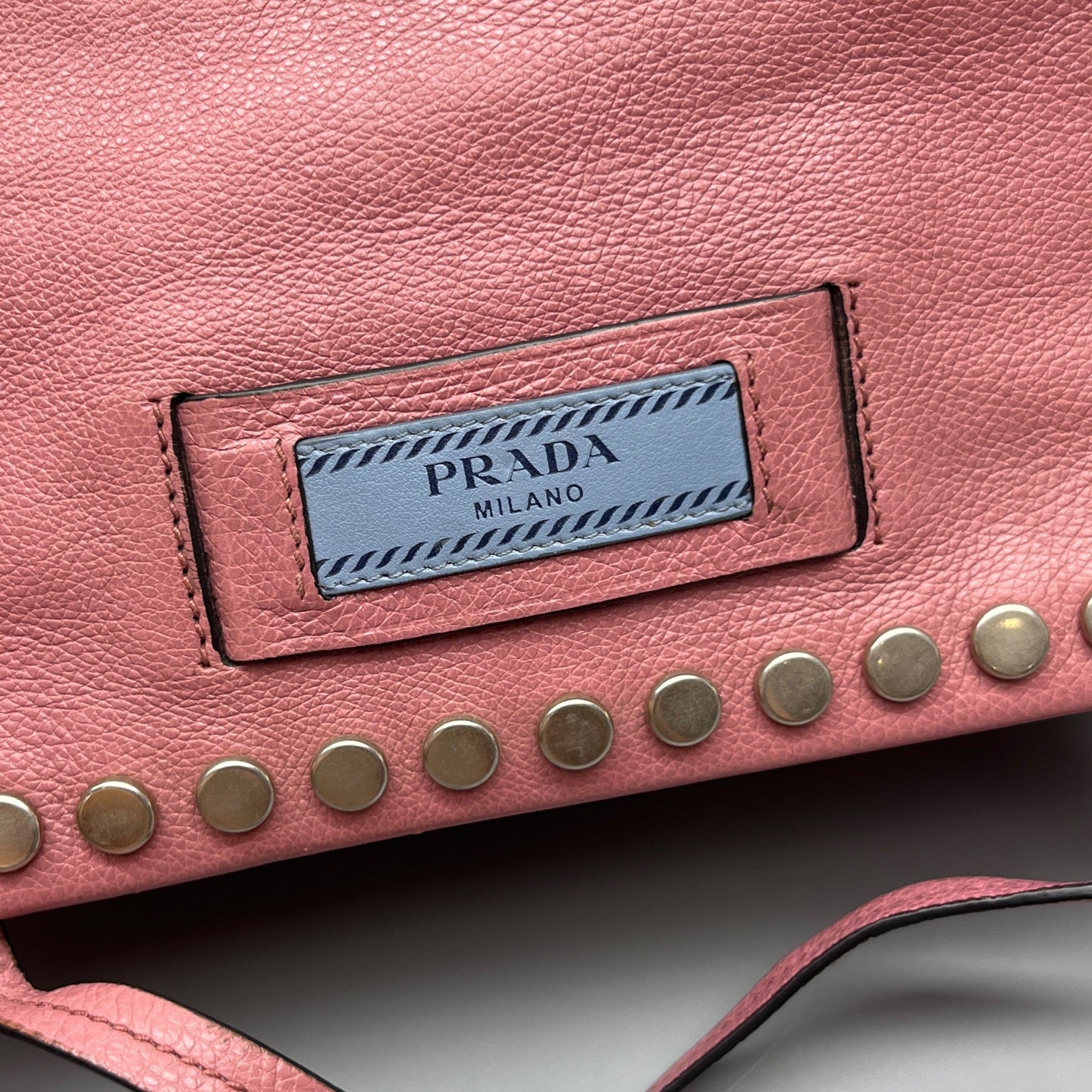 Prada - Etiquette Studded Messenger Bag - Pebbled leather - Pink - (Small)