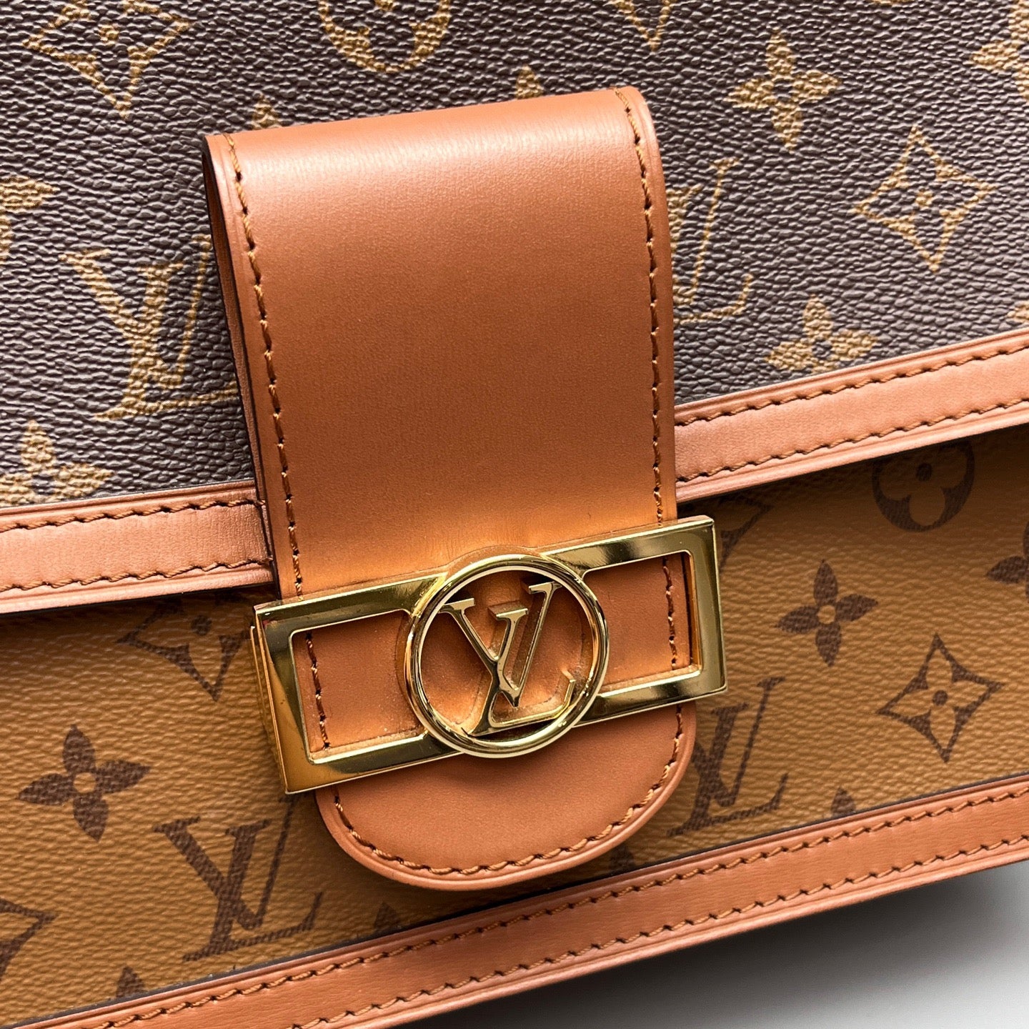 Louis Vuitton - Dauphine Messenger Bag - Monogram coated canvas with leather trim - Brown - (medium)