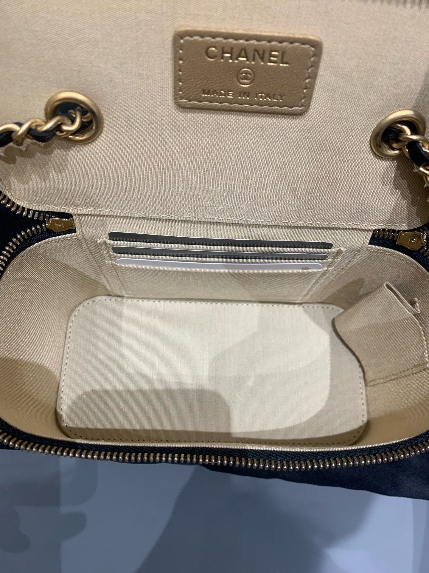 Chanel - Gold Ball Vanity Case - Lambskin leather - Black - (Mini)