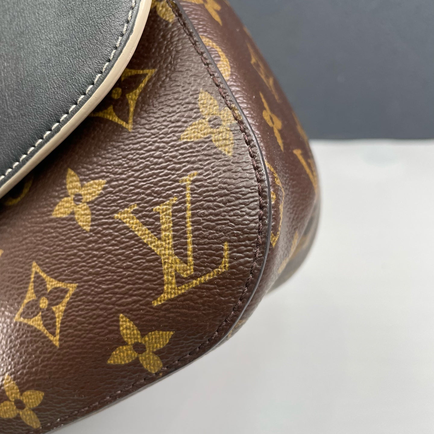 Louis Vuitton - Chain It Messenger PM - Monogram coated canvas and black smooth leather - Multicolour - (mini)