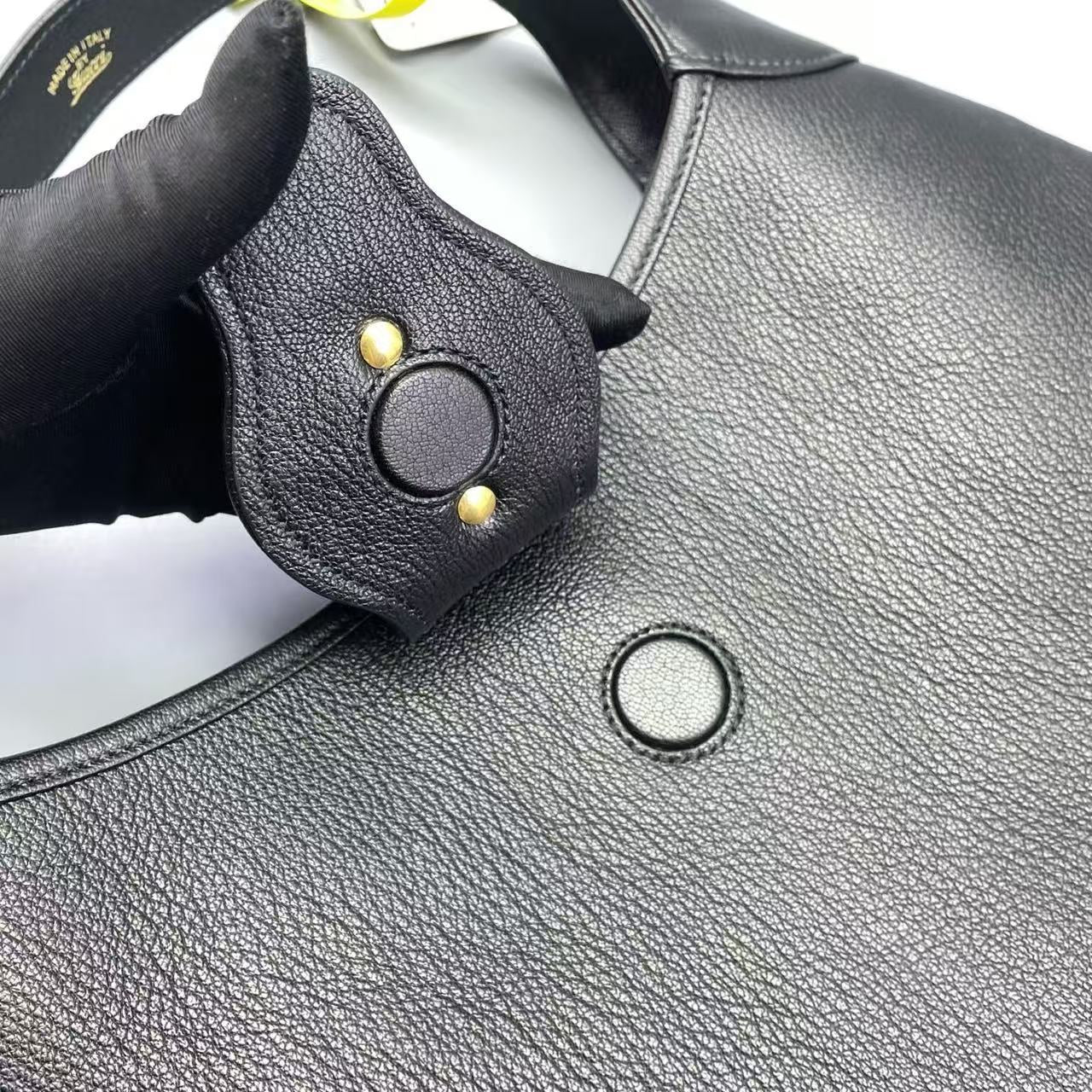 Gucci - Crescent Shoulder Bag - Grained leather - Black - (Medium)