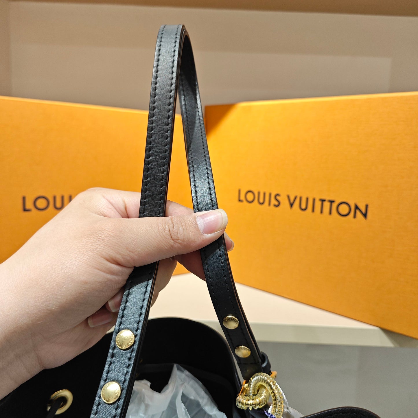 Louis Vuitton - NéoNoé MM - Monogram coated canvas with black cowhide leather trim - Brown and Black - (Medium)