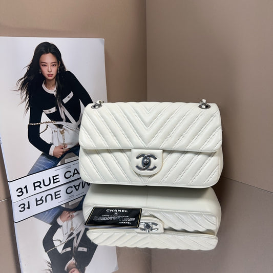 Chanel - Seasonal Flap Bag - Lambskin leather - White - (medium)