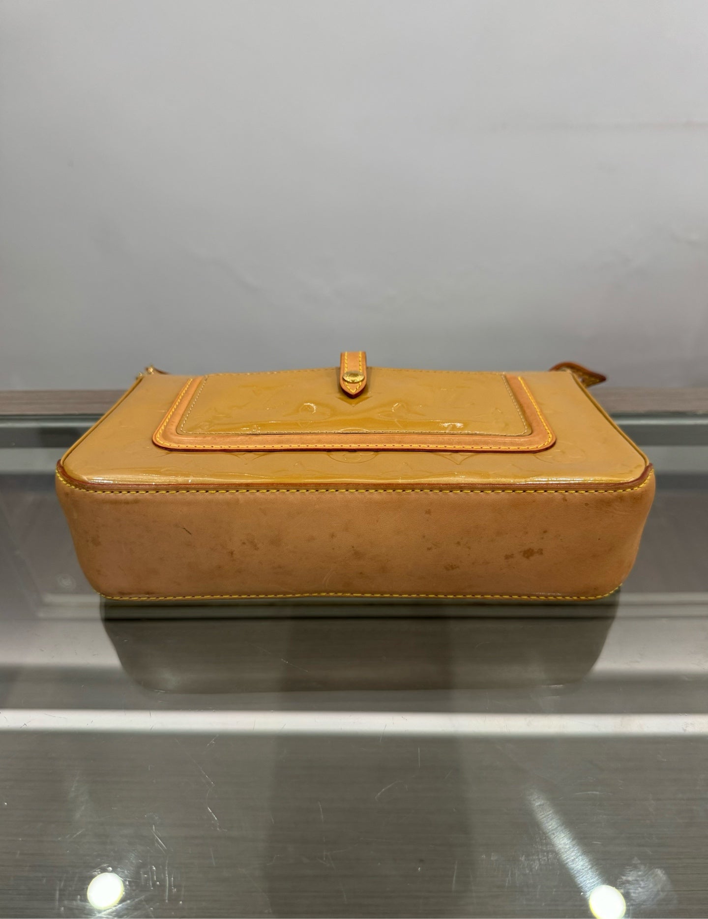 Louis Vuitton - Pochette Accessoires - Patent leather - Golden Yellow with natural Vachetta leather trim - (small)