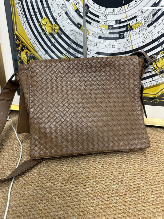 Bottega Veneta - Classic Intrecciato Flap Messenger Bag - Leather - Dark Brown - (medium)