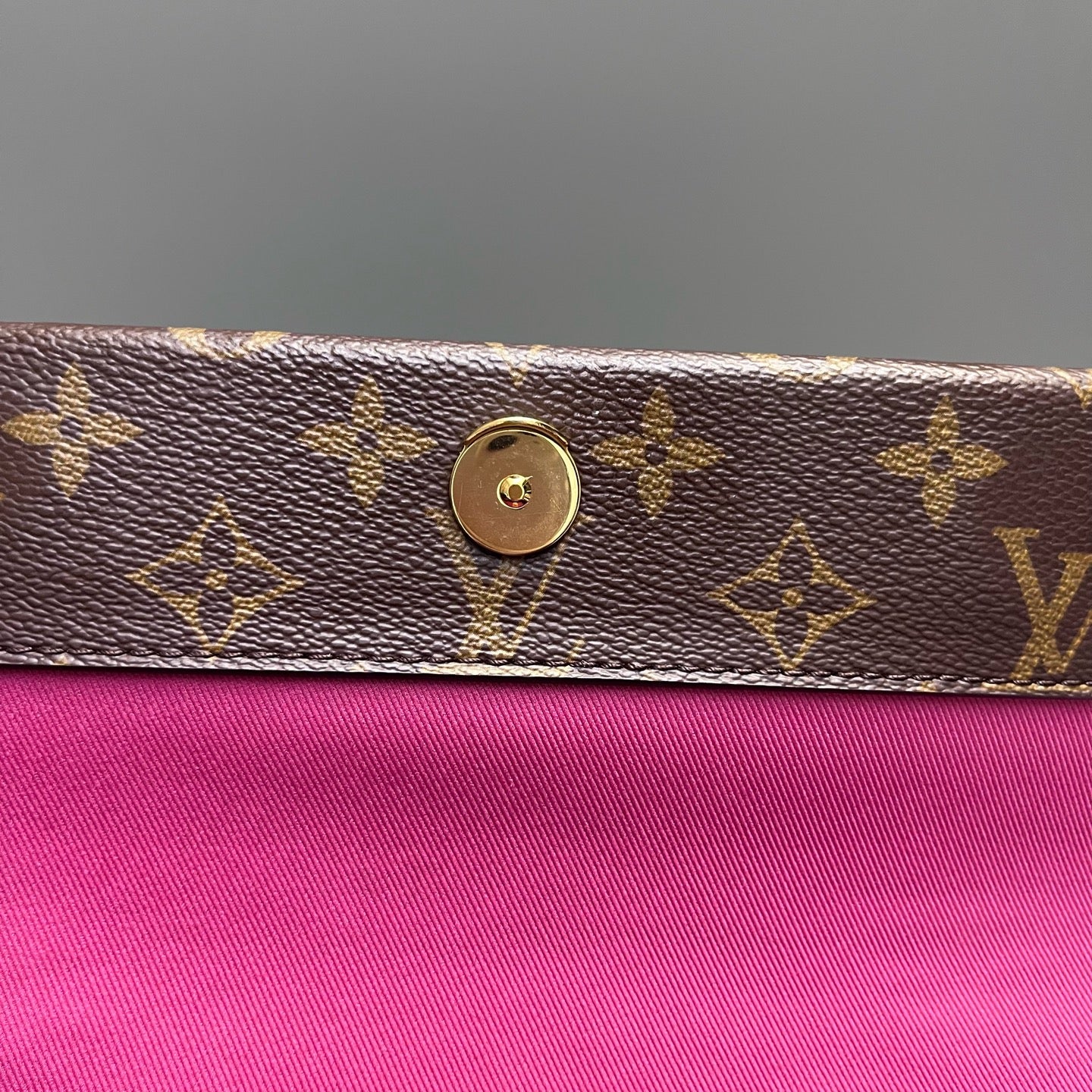 Louis Vuitton - Cluny BB - Monogram coated canvas with natural cowhide leather trim and colored smooth leather accents - Brown with fuchsia accents - (Medium)