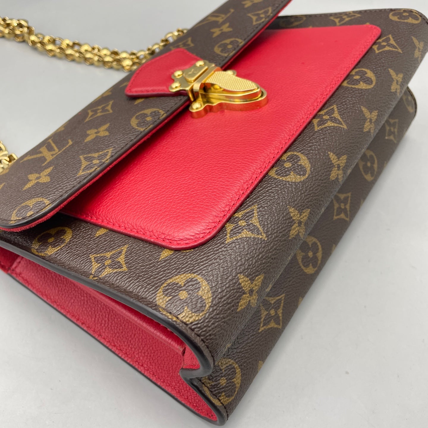 Louis Vuitton - Victoria Chain Bag - Monogram canvas with grained leather accents - Brown and Red with Gold-Tone Hardware - (Medium)