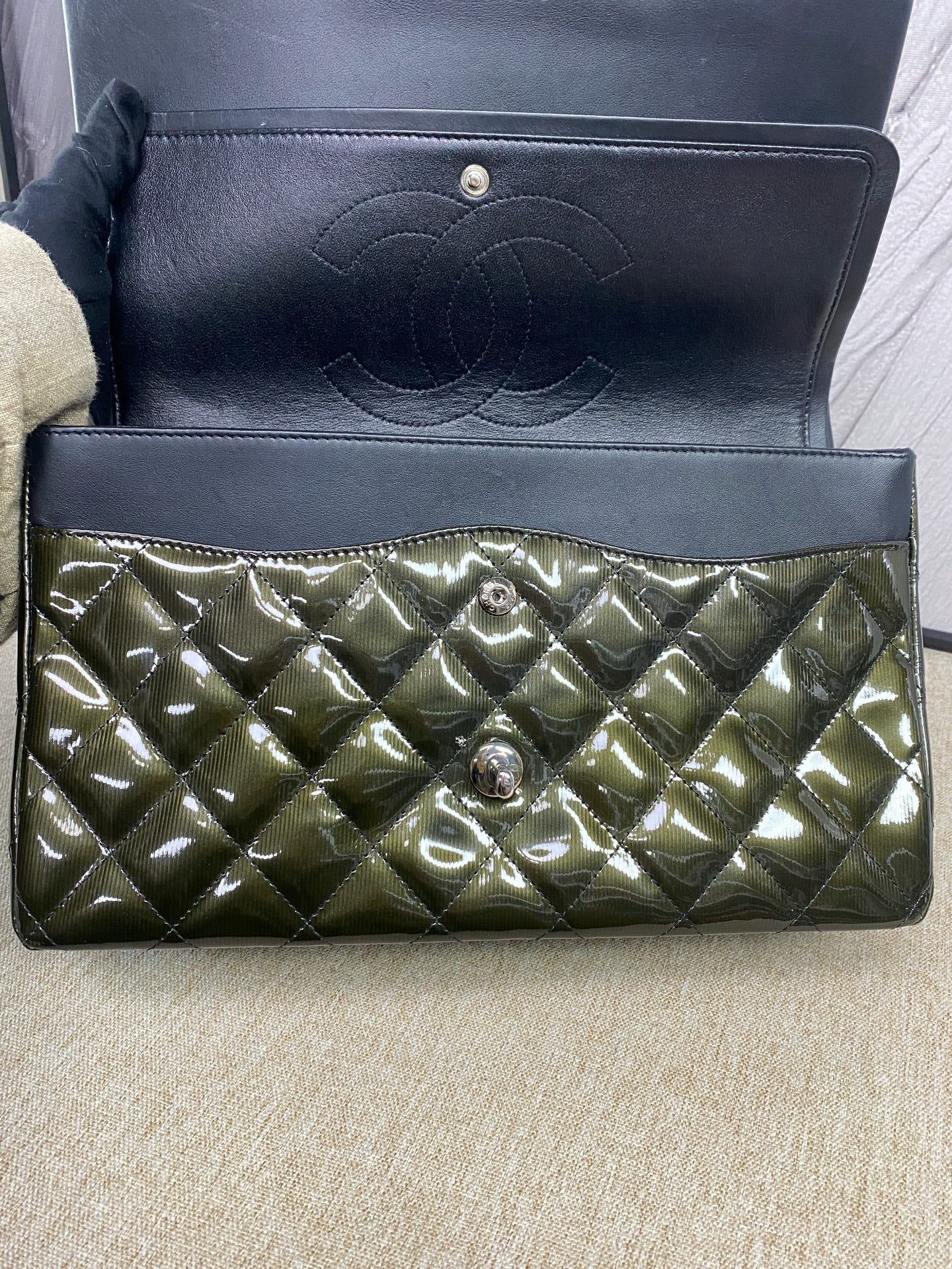 Chanel - Jumbo Classic Double Flap - Patent leather - Deep olive green with Silver-Tone Hardware - (Large)
