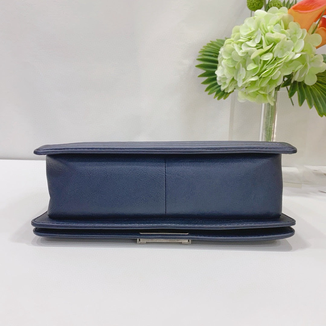 Chanel - Le Boy - Calfskin leather - Blue - (Medium)