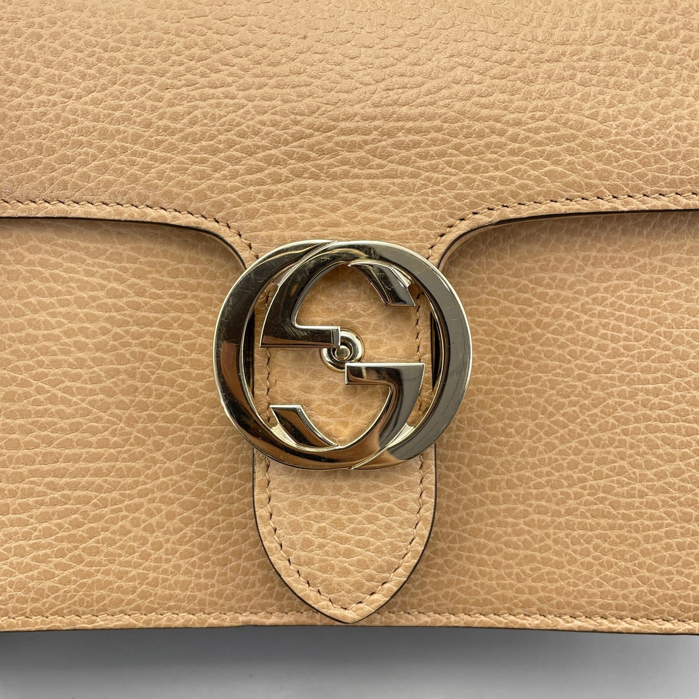 Gucci - Interlocking G Accordion Flap Bag (Outlet Model) - Grained leather - Beige - (small)
