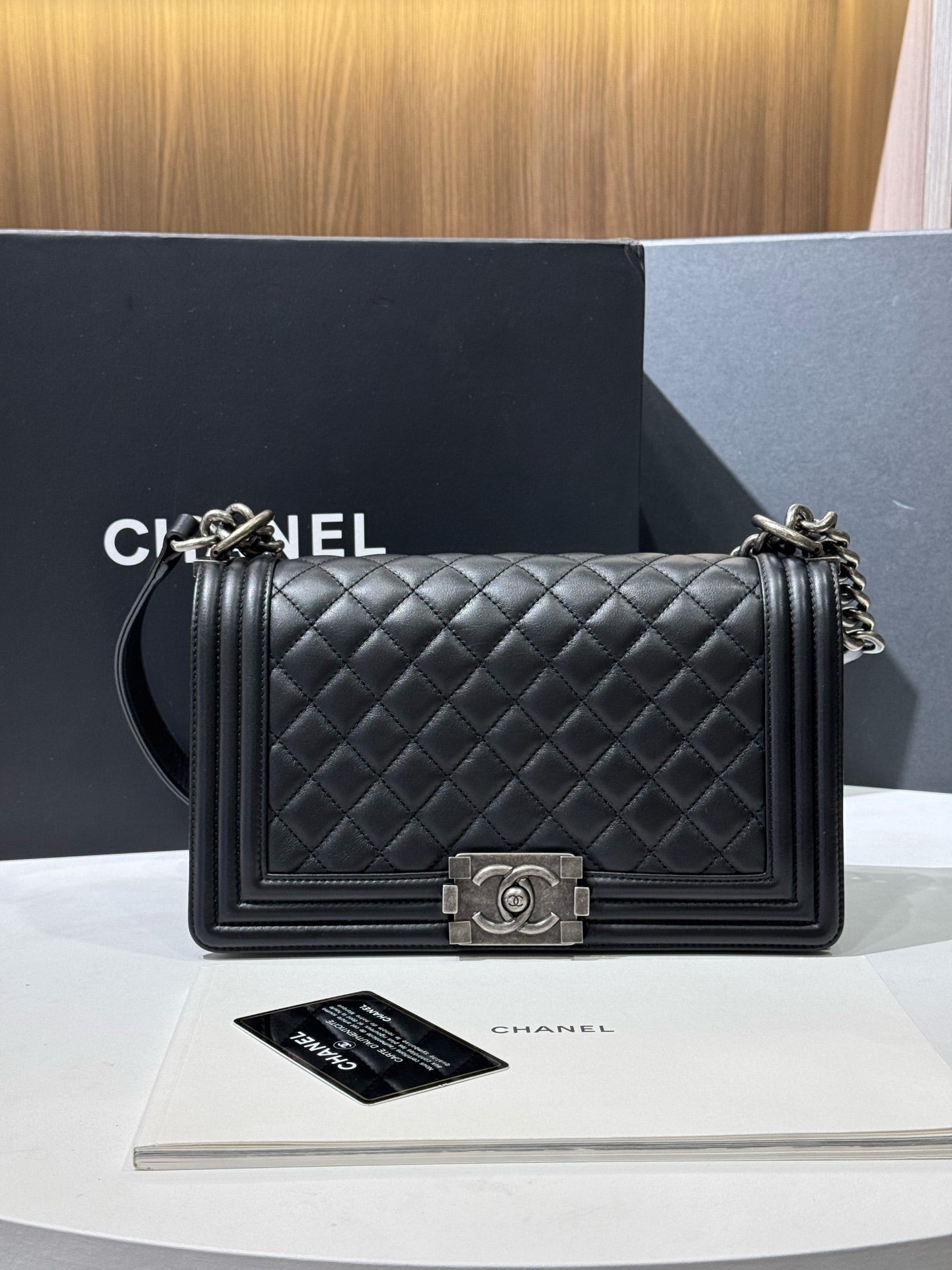 Chanel - Le Boy Medium - Grained Calfskin Leather - Black - (Medium)