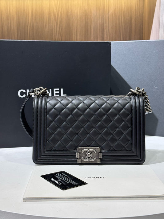 Chanel - Le Boy Medium - Grained Calfskin Leather - Black - (Medium)