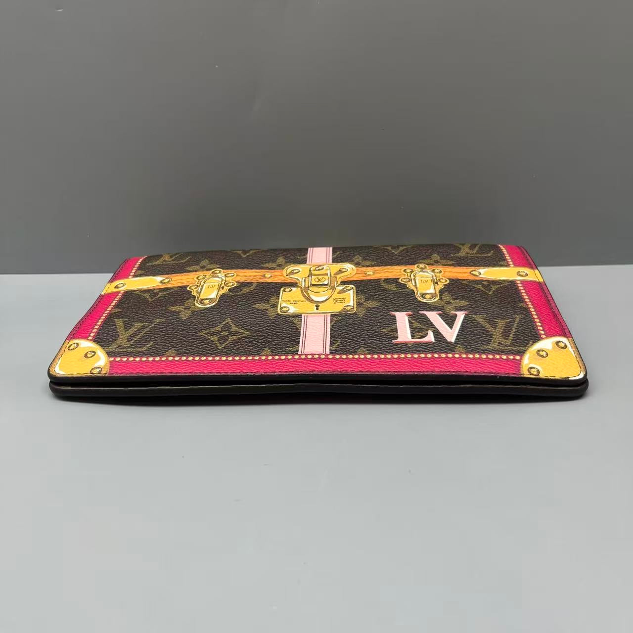 Louis Vuitton - Pochette Félicie Palace Trunk Illustration - Monogram coated canvas with leather trim and interior lining - Brown - (mini)