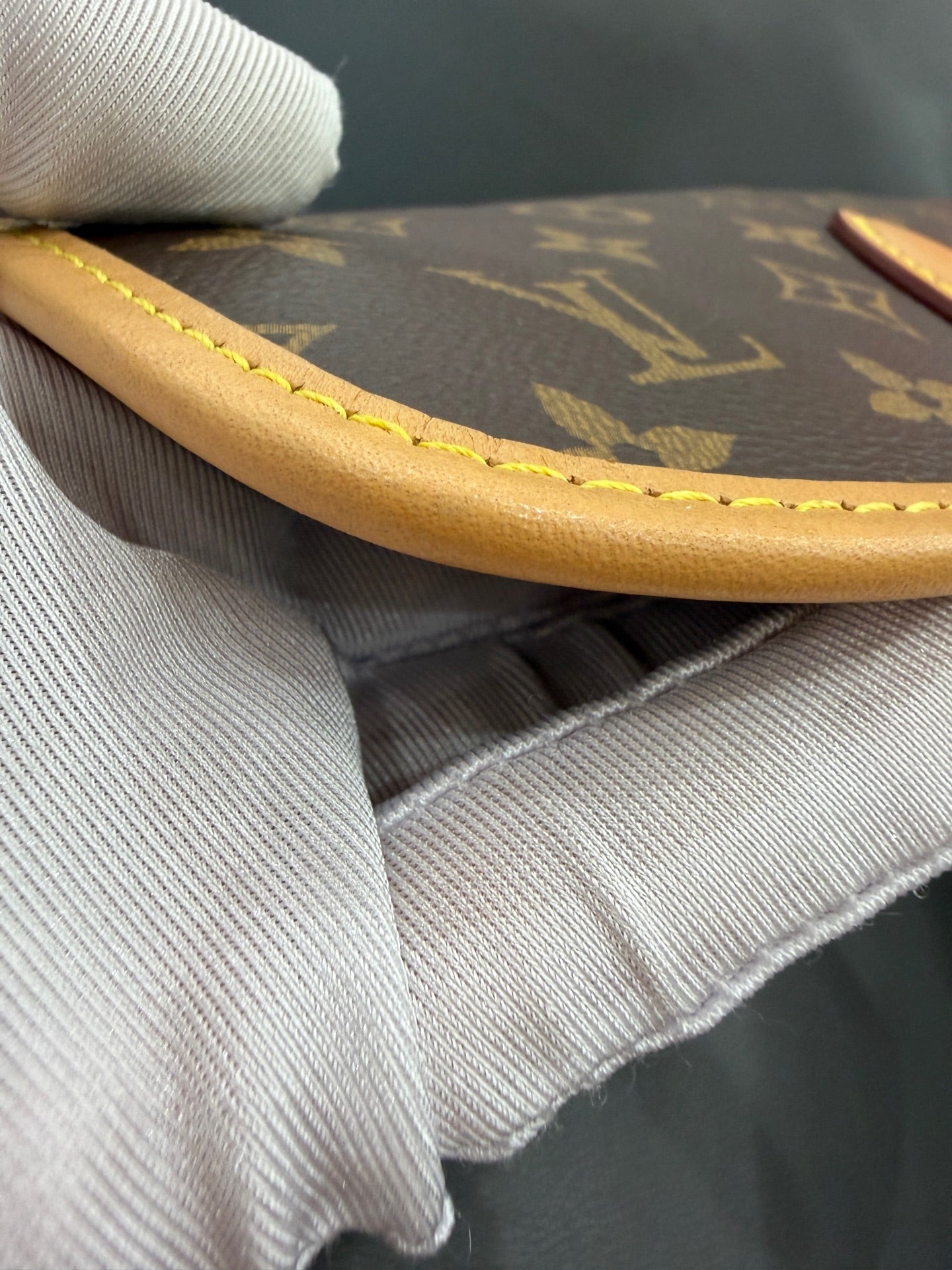 Louis Vuitton - Baguette Flap Bag - Monogram coated canvas with Vachetta leather trim - Brown - (small)