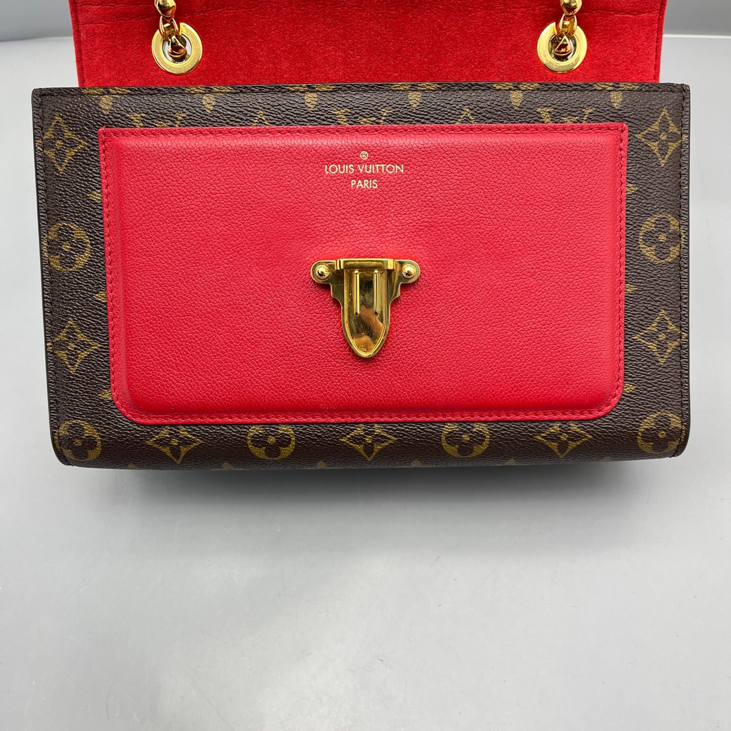 Louis Vuitton - Victoria Chain Bag - Monogram coated canvas and grained leather - Brown and Red - (medium)