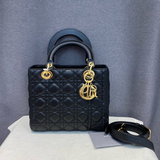 Dior - Lady Dior Medium - Lambskin leather - Black with Gold-tone hardware - (Medium)