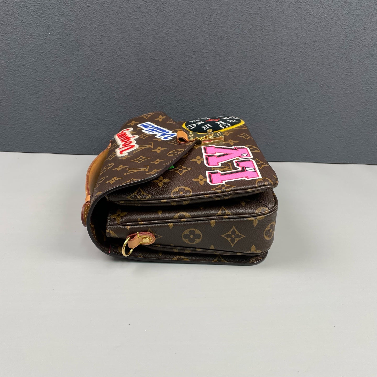 Louis Vuitton - Pochette Métis Monogram Patches - Monogram coated canvas with natural Vachetta leather trim and microfibre lining - Brown - (Medium)