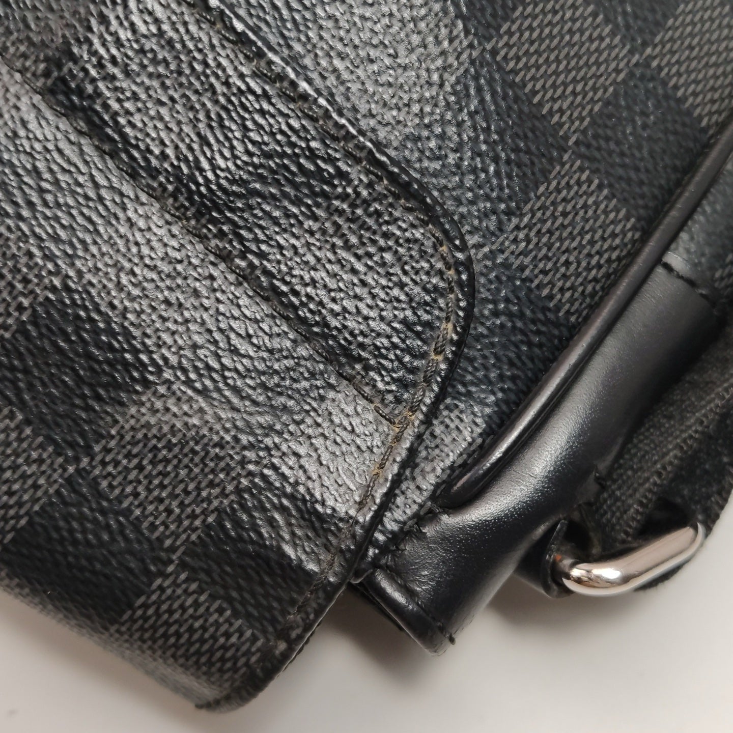 Louis Vuitton - District PM Messenger Bag - Damier Graphite canvas with leather trim - Grey - (small)