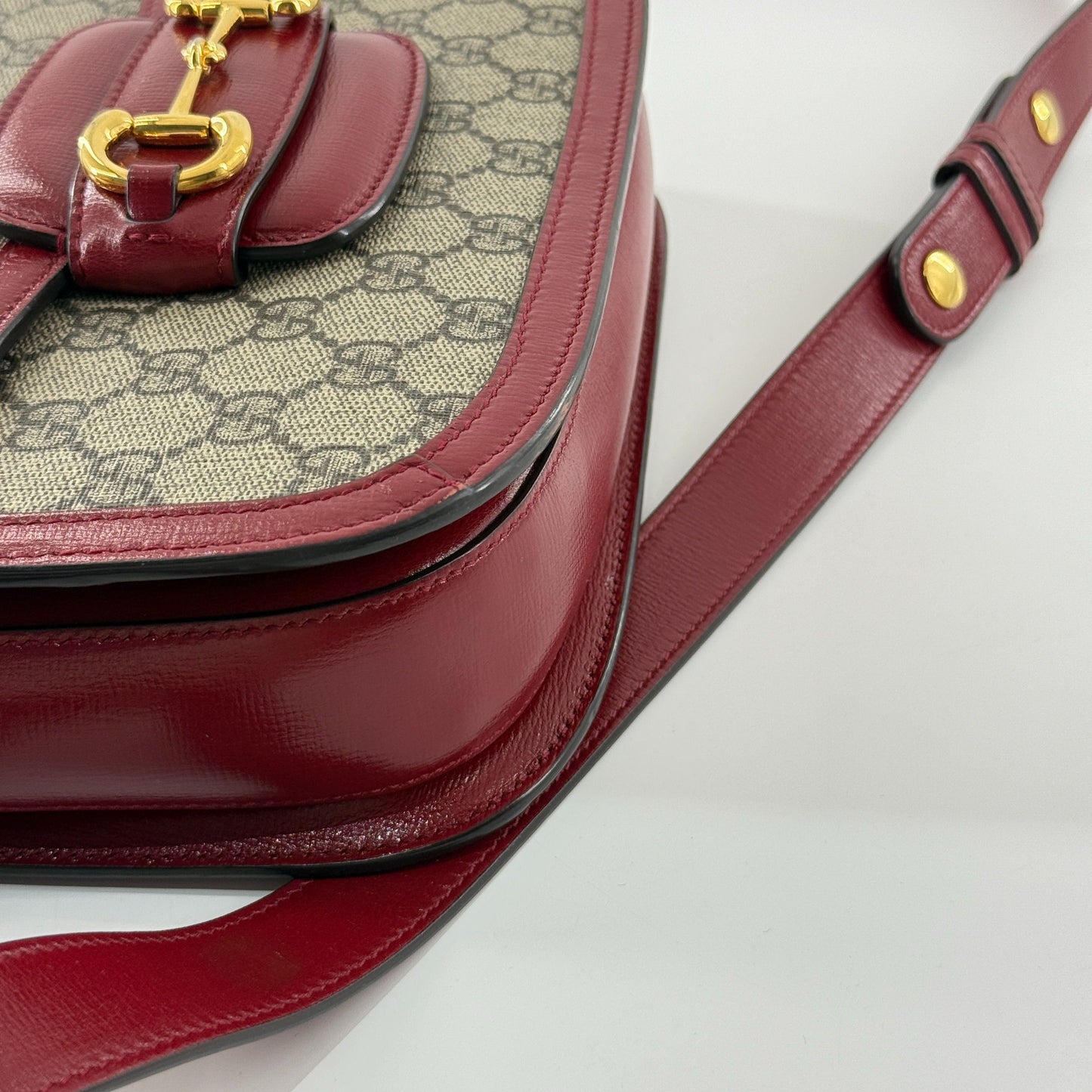 Gucci - 1955 Horsebit Medium Saddle Bag - GG Supreme coated canvas with leather trim - Multicolour (Beige/Brown and Red) - (medium)