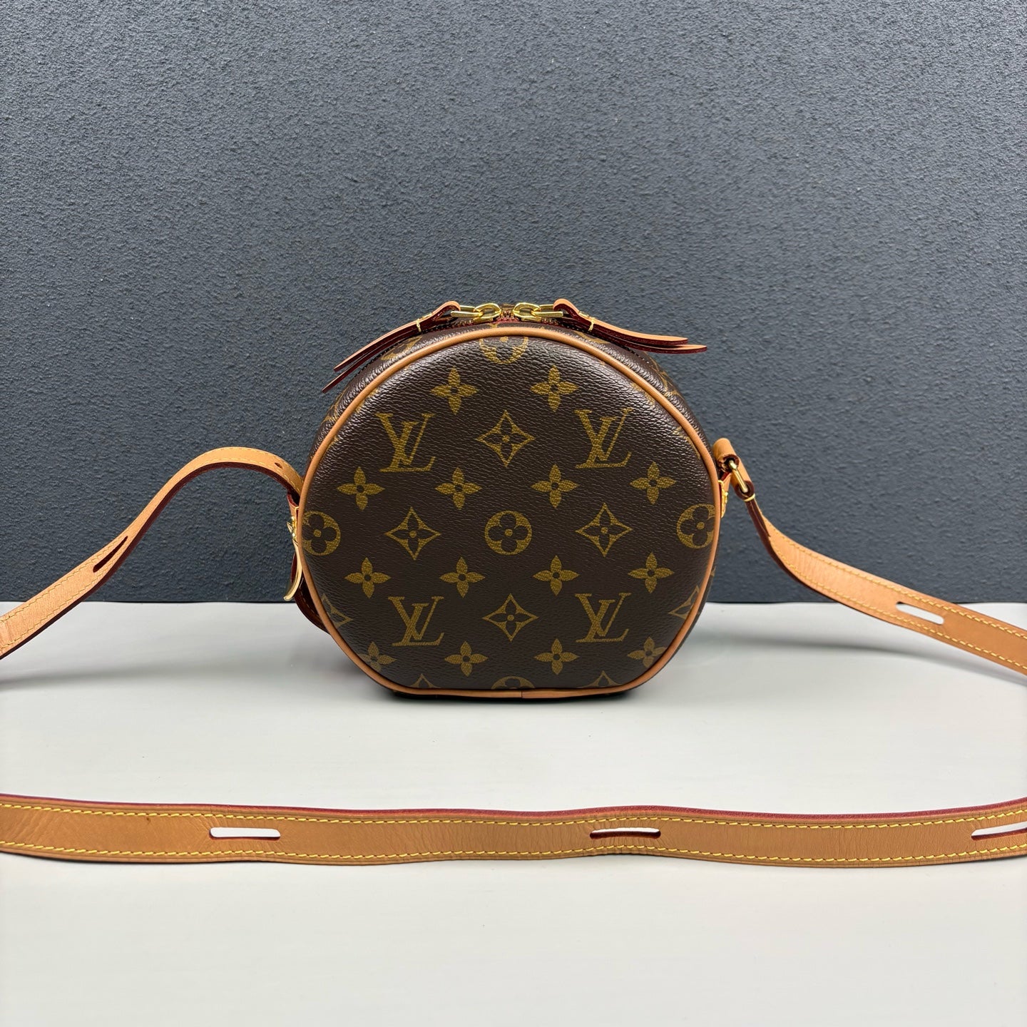 Louis Vuitton - Boîte Chapeau Souple PM - Monogram coated canvas with natural cowhide leather trim - Brown Monogram with natural Vachetta leather and red accents - (Mini)