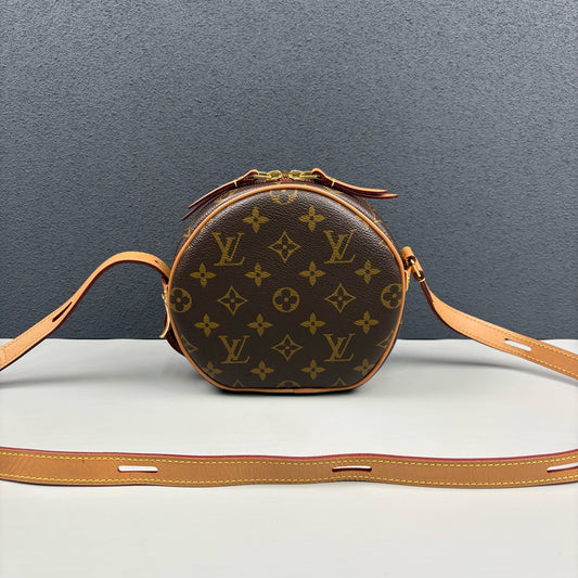 Louis Vuitton - Boîte Chapeau Souple PM - Monogram coated canvas with natural cowhide leather trim - Brown Monogram with natural Vachetta leather and red accents - (Mini)