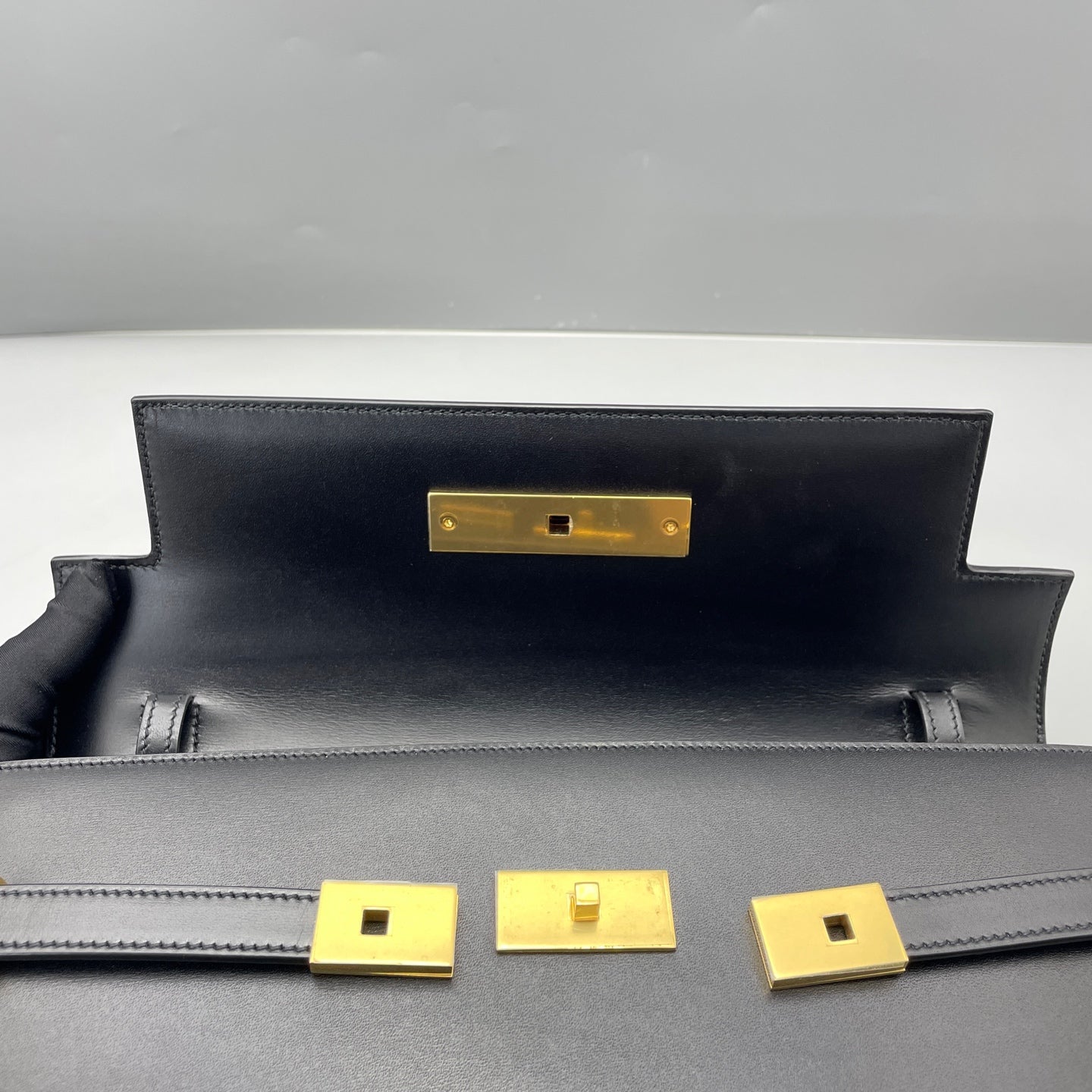 Saint Laurent - Manhattan - Smooth calfskin leather - Black - (medium)