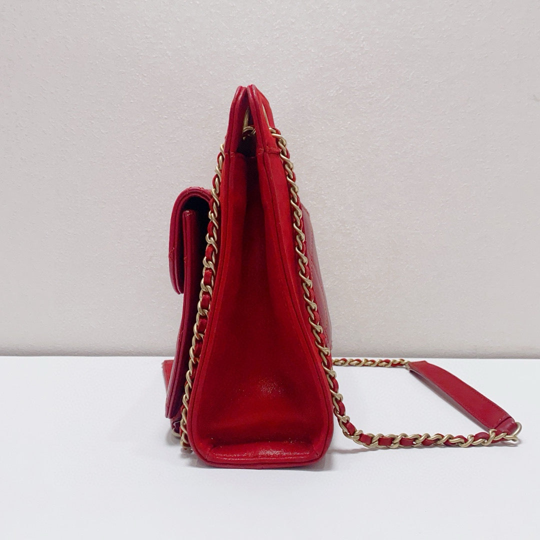 Chanel - Tote Shoulder Bag - Lambskin leather - Red with Gold-Tone Hardware - (Medium)