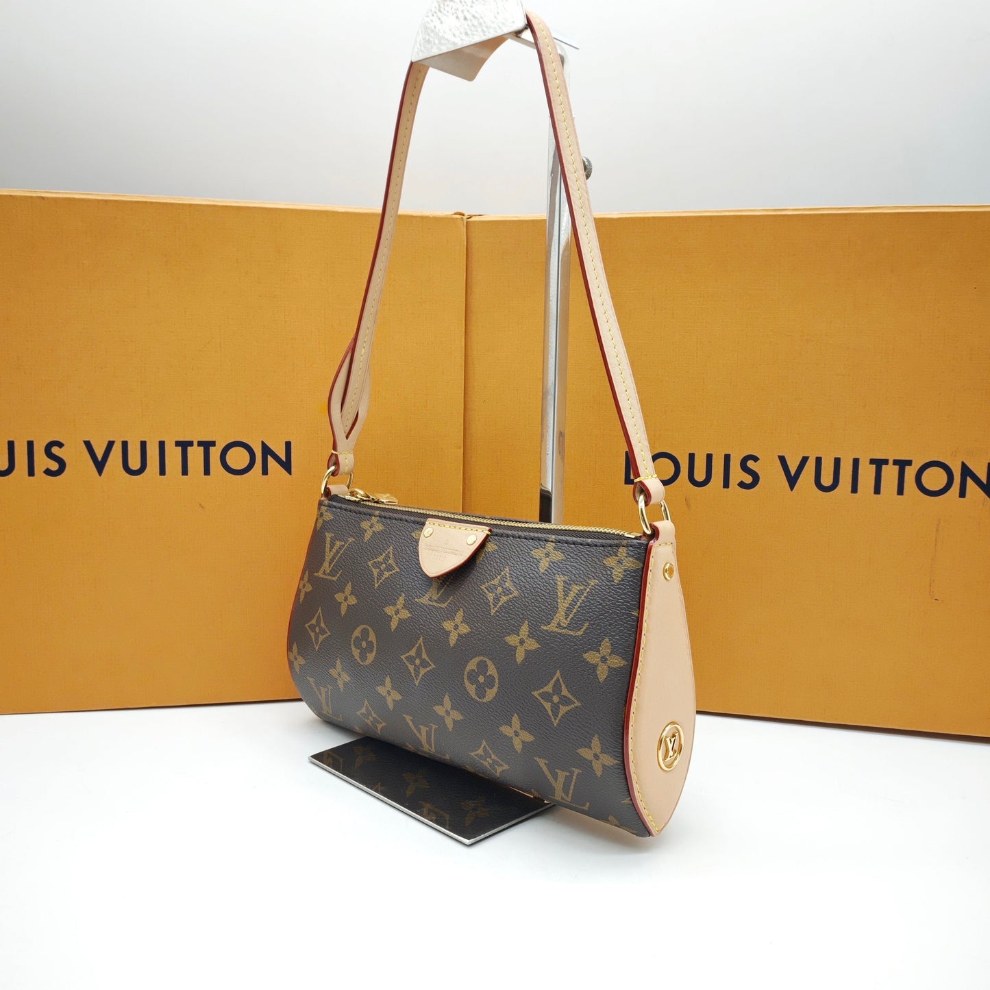 Louis Vuitton - Pochette Accessoires - Monogram coated canvas with Vachetta leather trim - Brown - (mini)