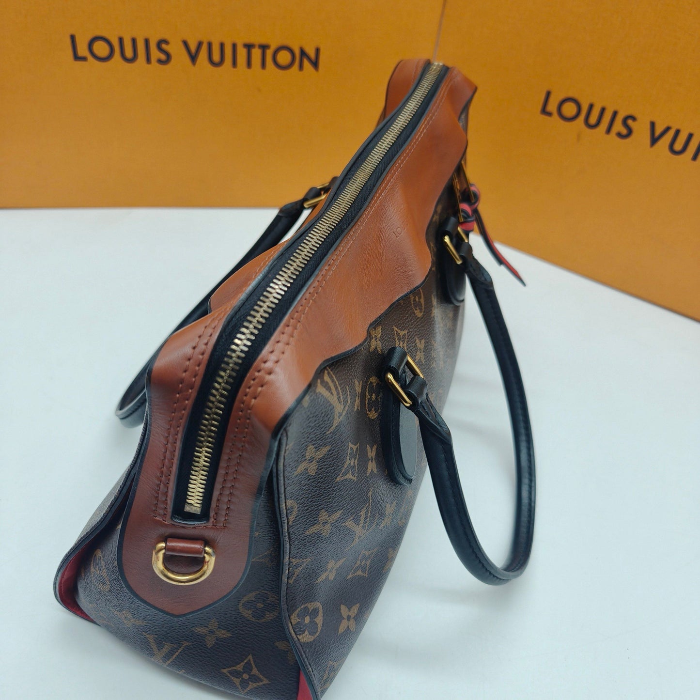 Louis Vuitton - Tuileries Besace - Monogram coated canvas with leather trim - Multicolour - (medium)