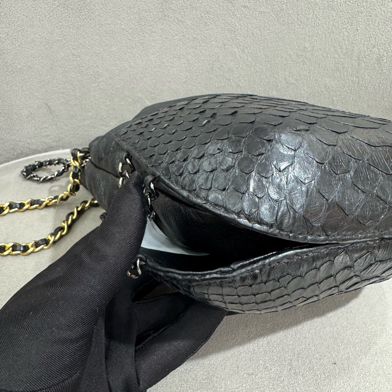 Chanel - Gabrielle Bucket Bag - Leather and Exotic leathers - Python - Black - (mini)