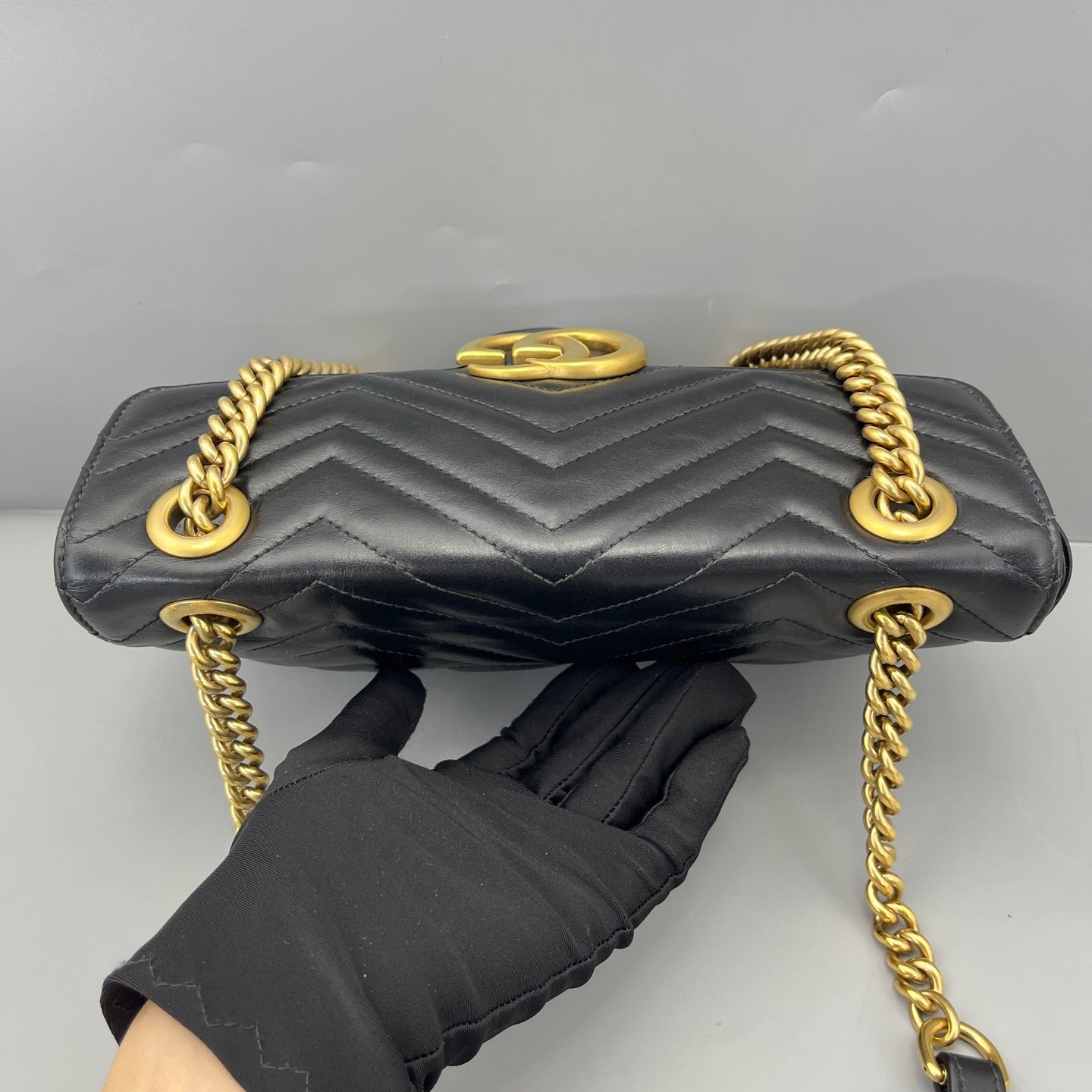 Gucci - Marmont 26 - Leather - Black with Gold-Tone Hardware - (Medium)
