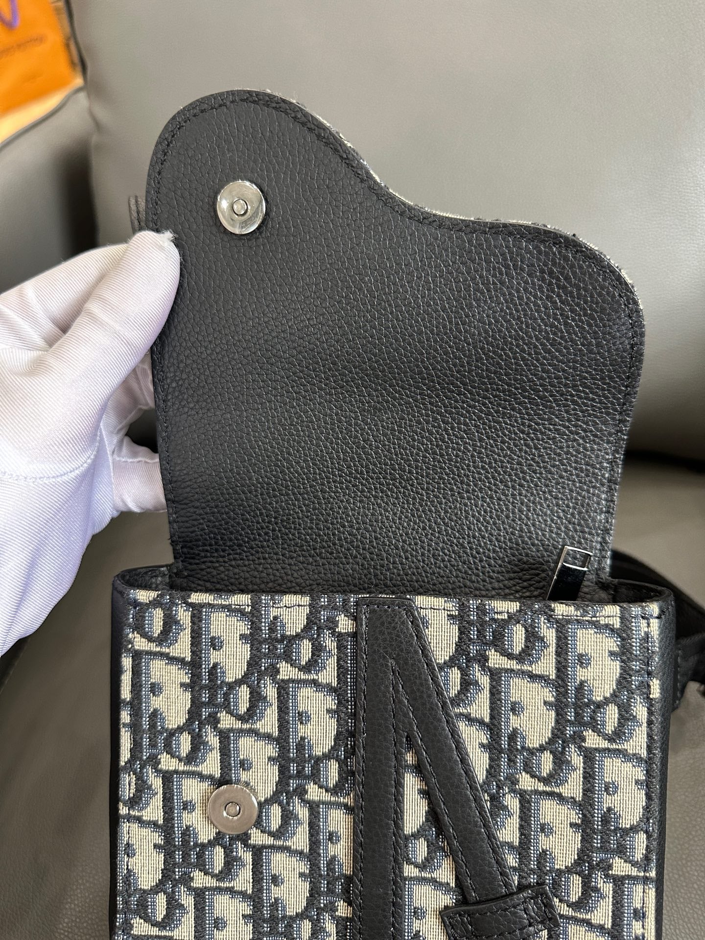 Dior - Saddle Chest Bag - Dior Oblique jacquard canvas with black grained calfskin leather trim - Beige and Grey Oblique with Black trim - (small)